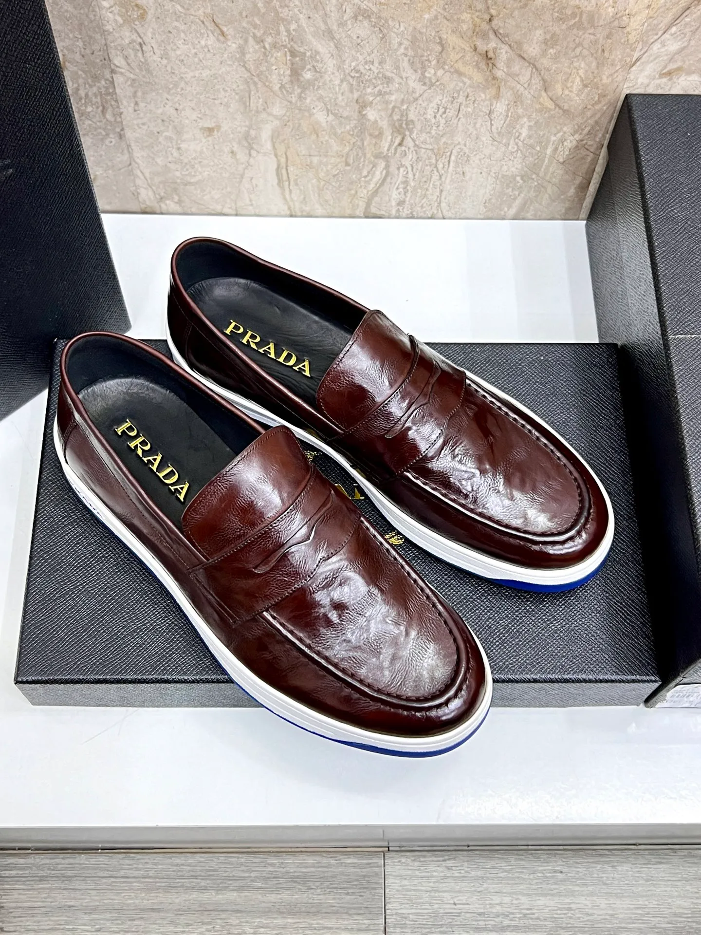 💰620 Prada classic men’s lace-up casual shoes｜Imported cowhide upper｜Layered stitching design on the upper Lightweight and breathable｜Soft and comfortable｜PRADA letters on the side｜Distinctive sporty style Showing the brand style｜Lightweight embossed rubber sole｜With cowhide foot pad lining｜Excellent foot feel Fashionable and elegant｜Size: 38-44 (customized at 45)